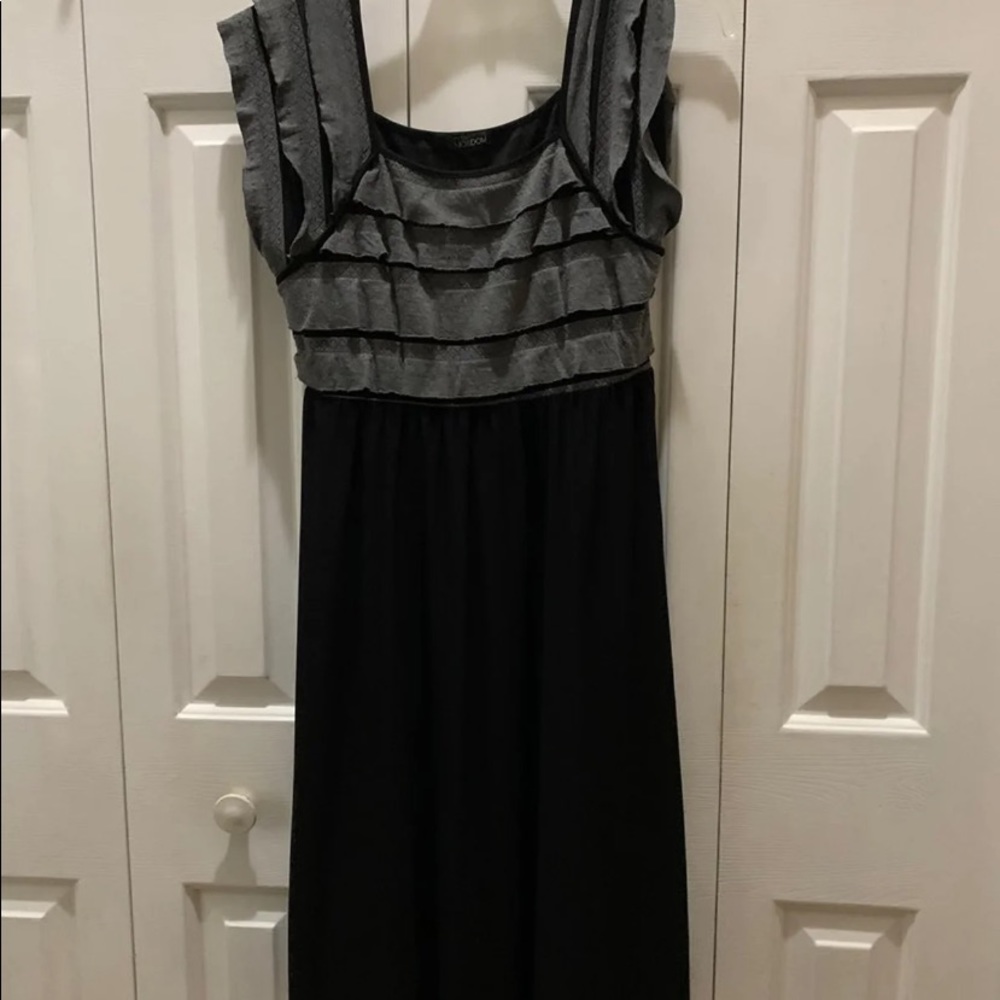"Nic & Dom" Women Gray & Black Dress. Size: